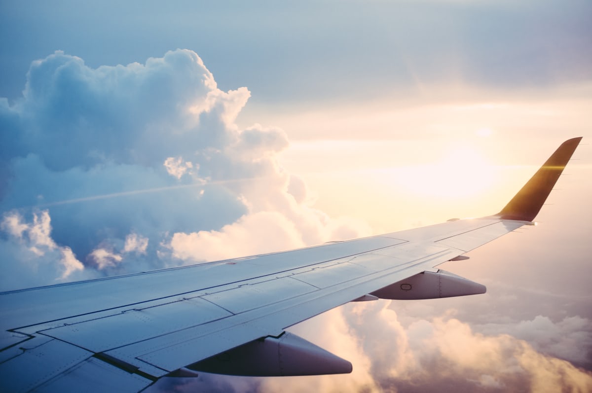 航空航天与无人机本地化 —— 飞行中的客机机翼与云层